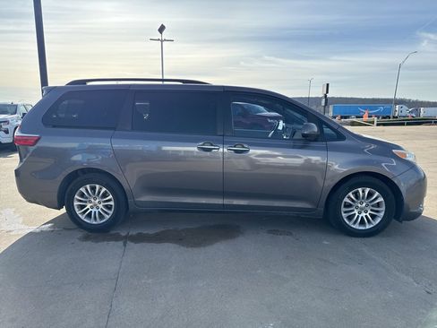Used 2015 Toyota Sienna XLE image 5