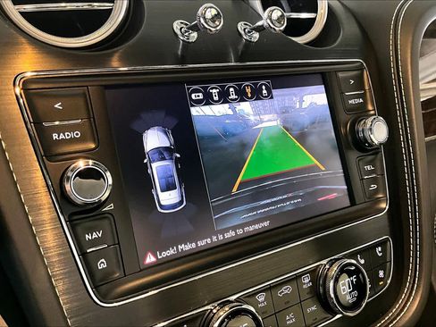 Used 2018 Bentley Bentayga Activity image 26