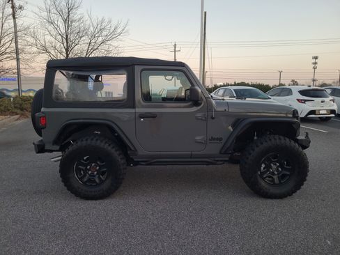 Used 2022 Jeep Wrangler Sport image 5