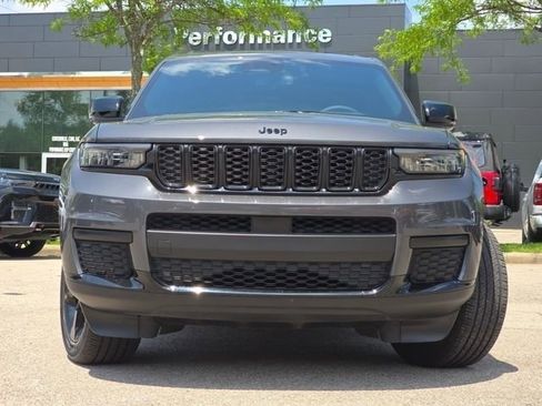 Used 2024 Jeep Grand Cherokee L Altitude AWD/4WD image 3