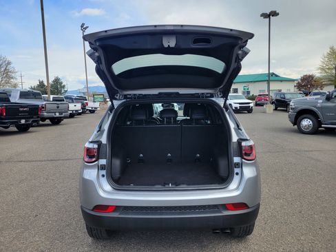 Used 2022 Jeep Compass Latitude AWD/4WD image 11
