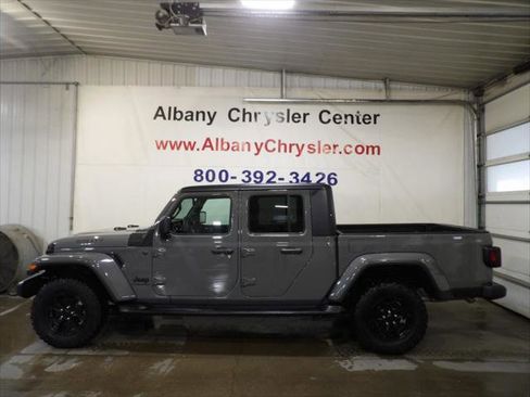 Certified 2022 Jeep Gladiator Sport AWD/4WD image 1