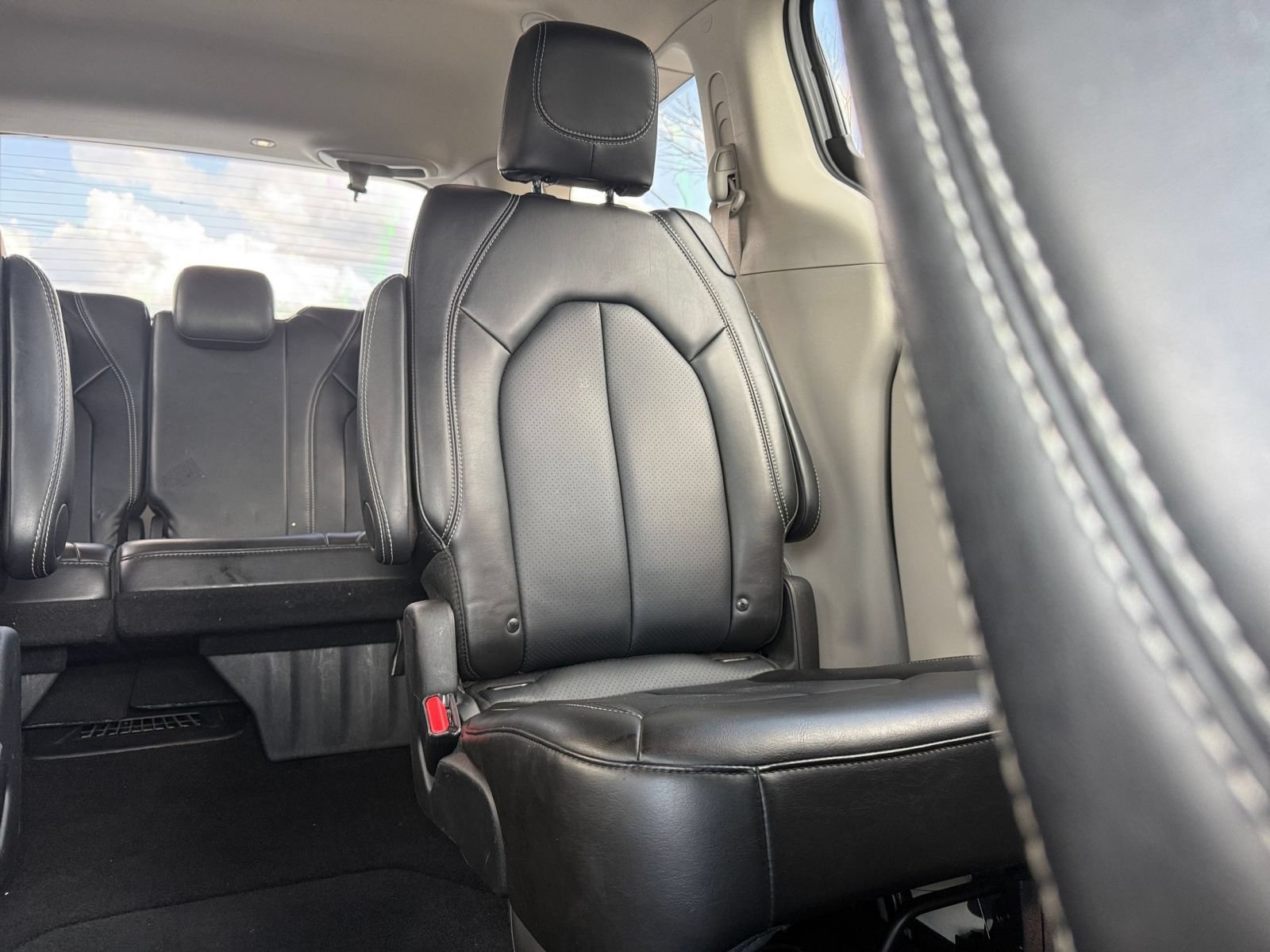 Used 2024 Chrysler Pacifica Touring-L FWD image 39