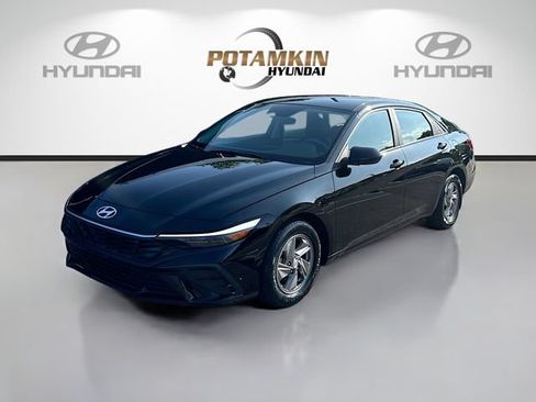 Used 2025 Hyundai Elantra SE FWD image 1