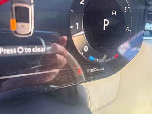 Used 2024 Land Rover Range Rover Long Wheelbase SE image 11