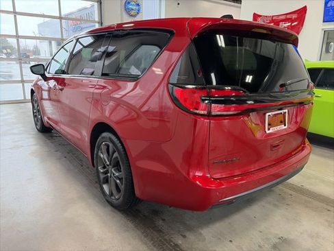 Used 2026 Chrysler Pacifica Select image 6