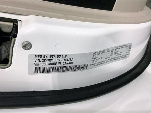 Used 2024 Chrysler Pacifica Touring-L FWD image 34