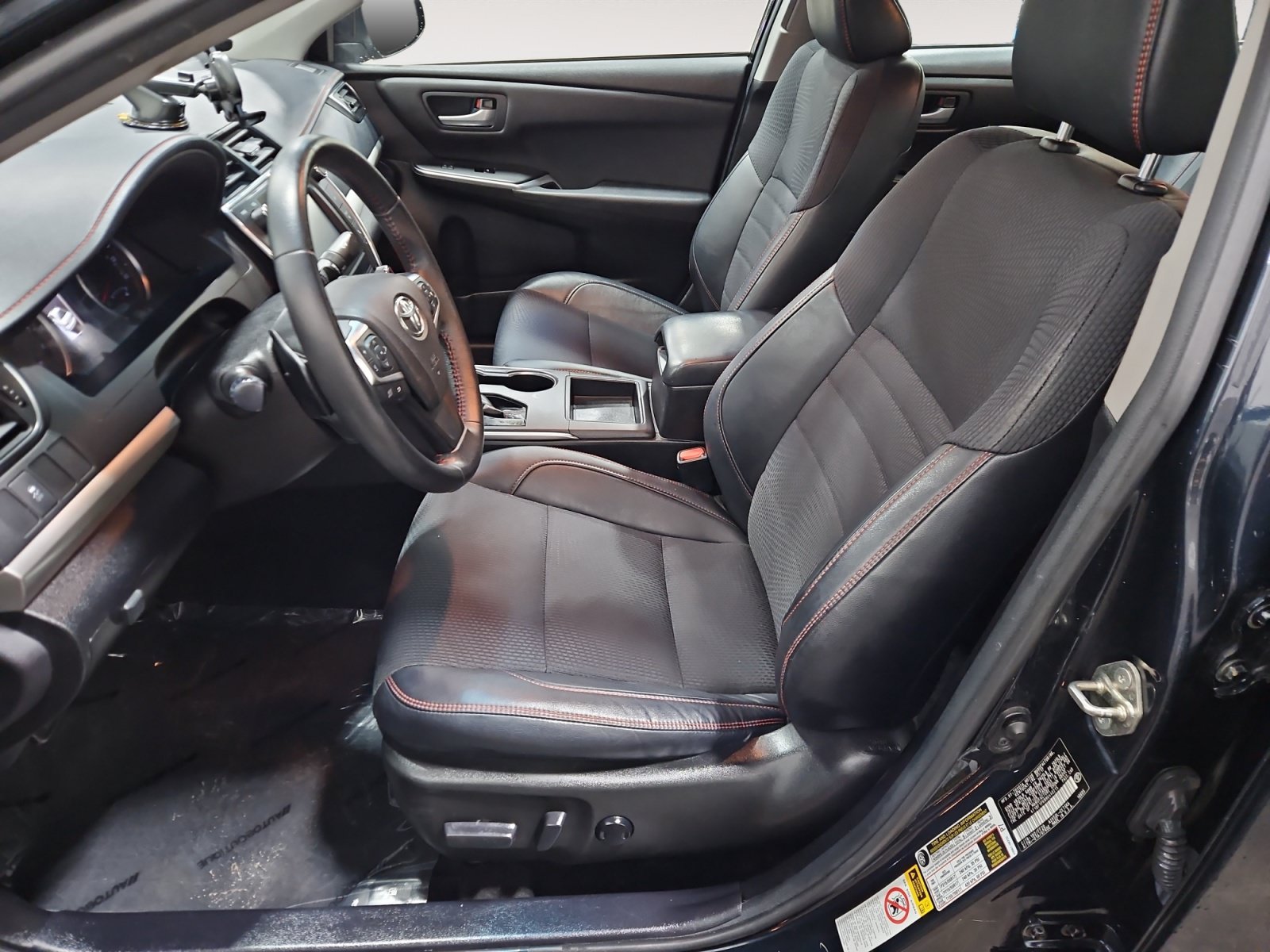 Used 2017 Toyota Camry SE w/ Moonroof Package FWD image 9