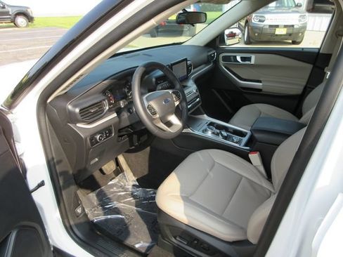 Certified 2024 Ford Explorer XLT w/ Equipment Group 202A AWD/4WD image 3