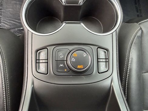 Used 2024 GMC Terrain SLT image 29