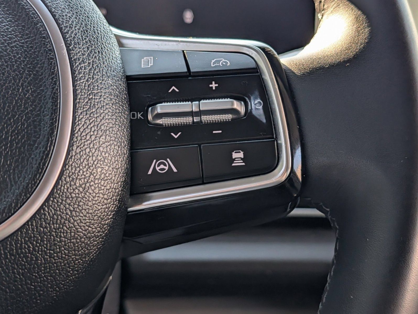 Used 2025 Kia Carnival EX FWD image 30