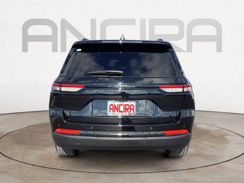 Used 2025 Jeep Grand Cherokee Altitude RWD image 13