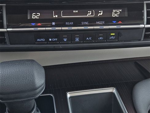 Used 2024 Toyota Sienna LE image 18