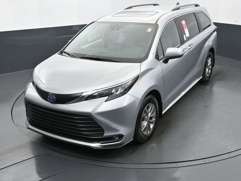 Used 2025 Toyota Sienna XLE FWD image 28