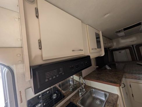 Used 2005 Freightliner Sprinter 2500 RWD image 17