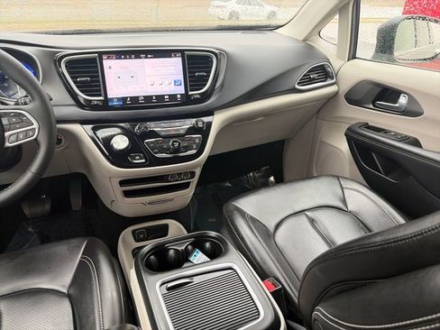 Used 2023 Chrysler Pacifica Touring-L FWD image 32