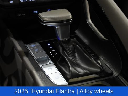 Used 2025 Hyundai Elantra SEL FWD image 24