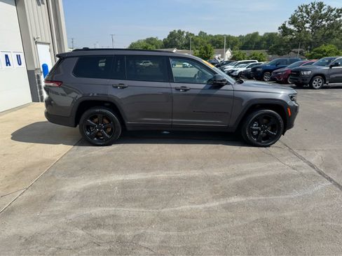 Used 2022 Jeep Grand Cherokee L Laredo image 2