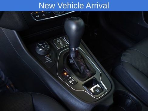 Used 2019 Jeep Cherokee Trailhawk AWD/4WD image 26
