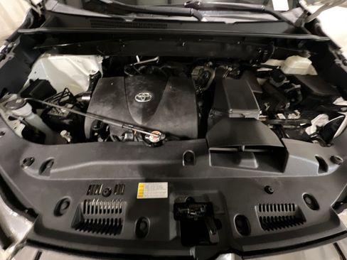 Used 2019 Toyota Highlander XLE AWD/4WD image 45