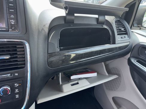 Used 2020 Dodge Grand Caravan SE w/ UConnect Hands-Free Group image 27