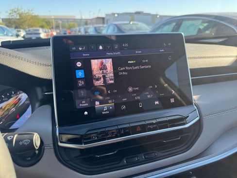 Used 2025 Jeep Compass Limited image 21