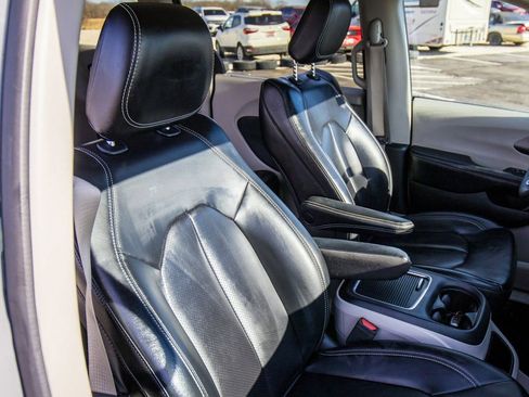 Used 2023 Chrysler Pacifica Touring-L image 16