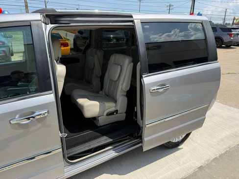 Used 2013 Chrysler Town & Country Limited w/ Luxury Group FWD image 22