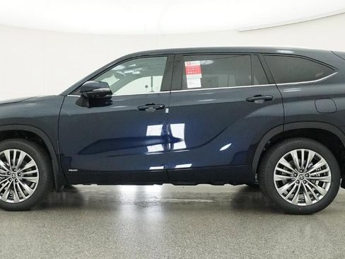 New 2026 Toyota Highlander Platinum image 19