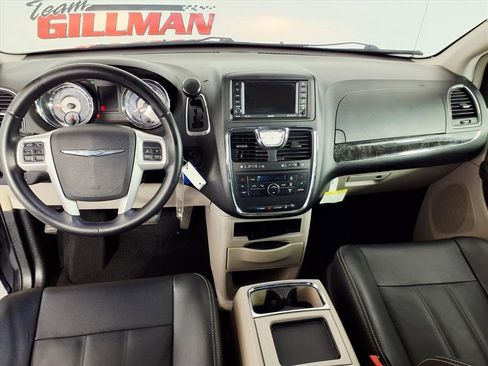 Used 2014 Chrysler Town & Country Touring image 15