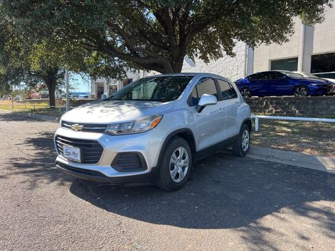 Used 2018 Chevrolet Trax LS image 3