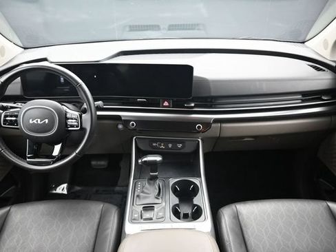 Used 2025 Kia Carnival FWD image 18
