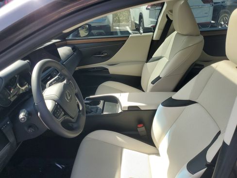 Used 2023 Lexus ES 300h w/ Premium Package image 17