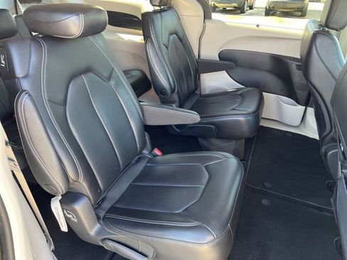 Certified 2023 Chrysler Pacifica Touring-L image 13