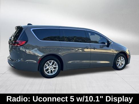 Used 2023 Chrysler Pacifica Touring-L image 6