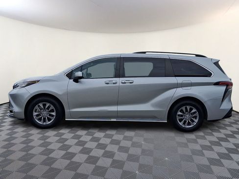 Certified 2022 Toyota Sienna XLE AWD/4WD image 9