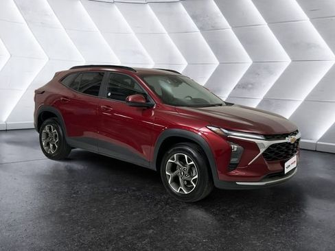 Used 2025 Chevrolet Trax LT w/ LT Convenience Package image 1