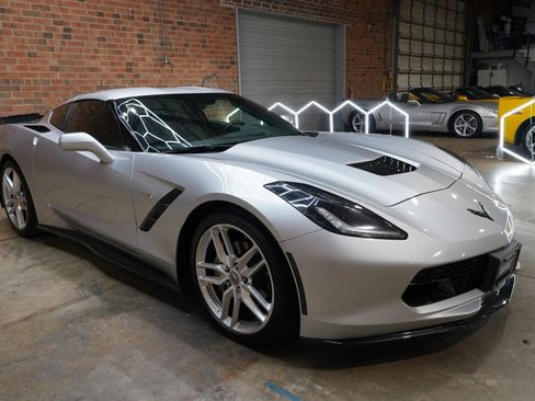 Used 2018 Chevrolet Corvette Stingray Coupe RWD image 3