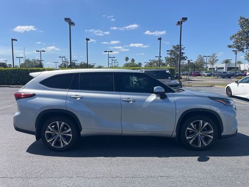 Used 2021 Toyota Highlander LE image 6
