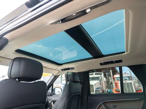 New 2025 Land Rover Range Rover SE image 22