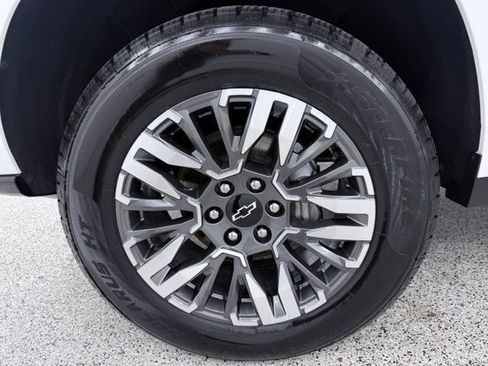 Used 2025 Chevrolet Suburban Z71 AWD/4WD image 13