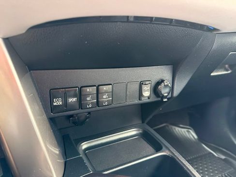 Used 2018 Toyota RAV4 XLE AWD/4WD image 29