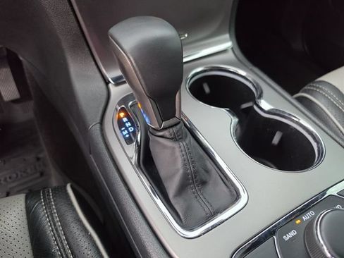 Used 2019 Jeep Grand Cherokee Laredo AWD/4WD image 39