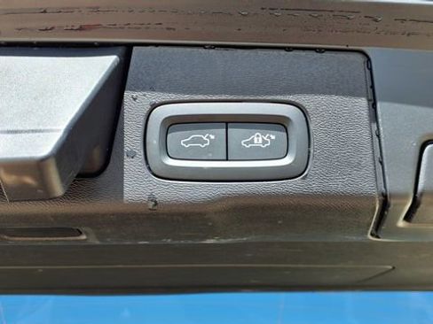 Used 2025 Volvo XC60 B5 Core image 11