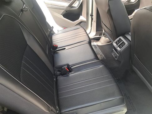 Used 2022 Volkswagen Tiguan SE image 11
