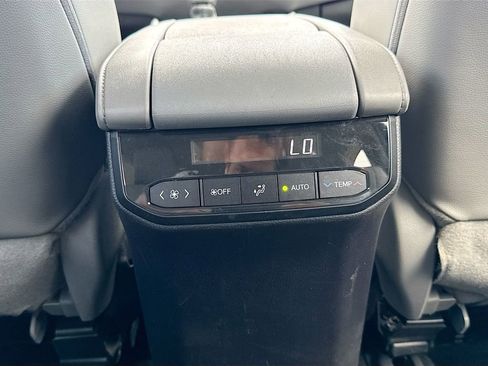 Used 2024 Toyota Highlander XLE AWD/4WD image 32