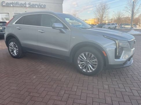 Used 2024 Cadillac XT4 Premium Luxury image 2