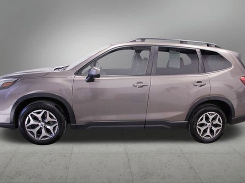 Used 2023 Subaru Forester Premium image 2