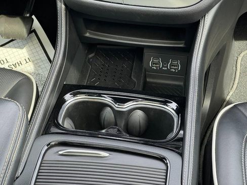 Used 2025 Chrysler Pacifica Limited image 18