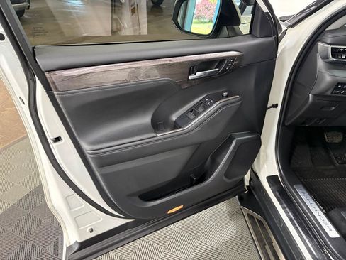 Used 2021 Toyota Highlander Limited AWD/4WD image 30
